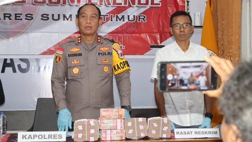 Kapolres Sumba Timur AKBP Gede Harimbawa memperlihatkan barang bukti kasus pegawai bank tipu nasabah Rp 2 miliar, Jumat (5/12/2025). (Dok. Humas Polres Sumba Timur)