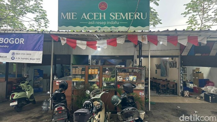 Bantu Korban Bencana, Kedai di Bogor Beri Makan Gratis Mahasiswa Sumatera