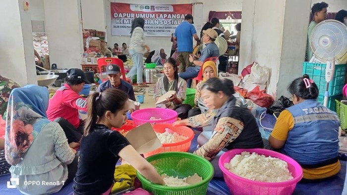 Dapur Umum Kemensos Produksi 164 Ribu Porsi Makanan di 3 Provinsi Sumatera