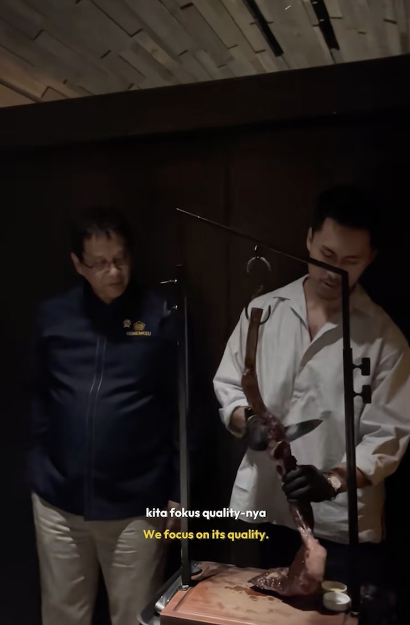 Ketika Menkeu Purbaya Gaya ala Salt Bae, Tabur Garam ke Tomahawk Steak!