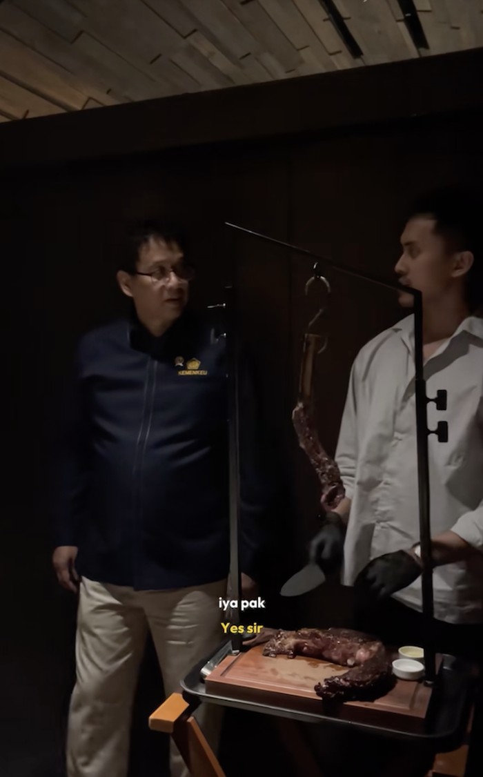 Ketika Menkeu Purbaya Gaya ala Salt Bae, Tabur Garam ke Tomahawk Steak!
