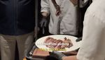 Ketika Menkeu Purbaya Gaya ala Salt Bae, Tabur Garam ke Tomahawk Steak!