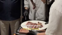 Dimas menyajikan steak spesial untuk menteri kelahiran 7 Juli 1964 itu. Ia memberi Tomahawk Steak yang digantung. Jadi ada teknik masak, kalau digantung selama 2 jam, rasa (dagingnya) tuh nggak langsung tumpah ke bawah, jadi rasanya tumpah ke daging semua nih, kata Dimas. Foto: TikTok dimsthemeatguy