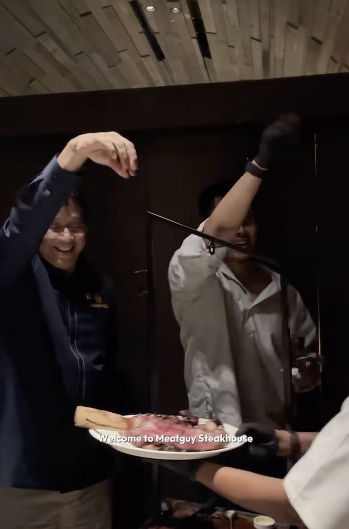 Ketika Menkeu Purbaya Gaya ala Salt Bae, Tabur Garam ke Tomahawk Steak!