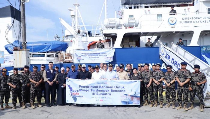 KKP Kirim 60 Ton Paket Bantuan untuk Korban Bencana Sumatera via Laut
