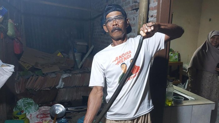 Kobra Jawa ditangkap di dapur Hajatan Desa Baran, Cawas, Klaten.