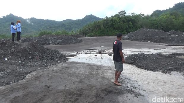 Kondisi banjir lahar gunung Semeru yang menimbun Jembatan Kondisi banjir lahar gunung Semeru yang menimbun Jembatan