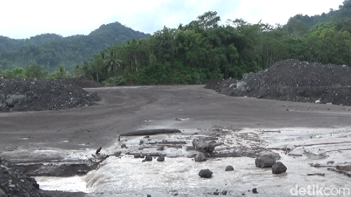 Banjir Lahar Semeru Timbun Jembatan, 137 KK di Lumajang Terisolasi