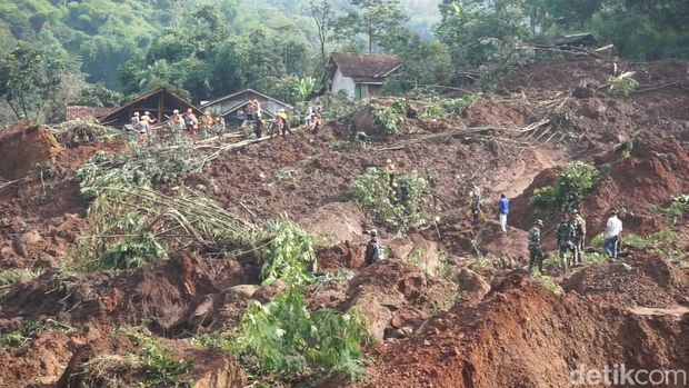 Kondisi bencana longsor Kampung Condong, Desa Wargaluyu, Kecamatan Arjasari. Kondisi bencana longsor Kampung Condong, Desa Wargaluyu, Kecamatan Arjasari.