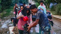 Setelah sepekan banjir bandang, warga masih belum memperoleh akses air bersih sehingga terpaksa memakai air parit untuk kebutuhan MCK. ANTARA FOTO/Erlangga Bregas Prakoso