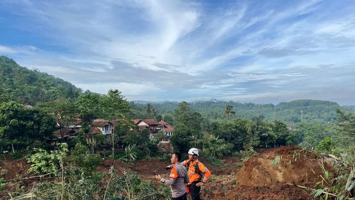 3 Warga Masih Dicari Setelah Longsor Menerjang Arjasari Bandung