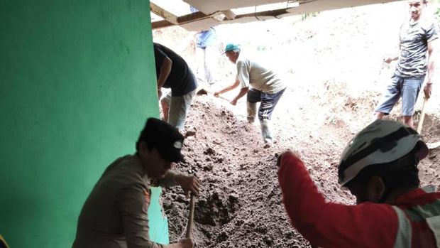 Longsor di Pasuruan Polisi Bantu Evakuasi Material Tebing 20 Meter Longsor Tewaskan Warga Tutur Pasuruan