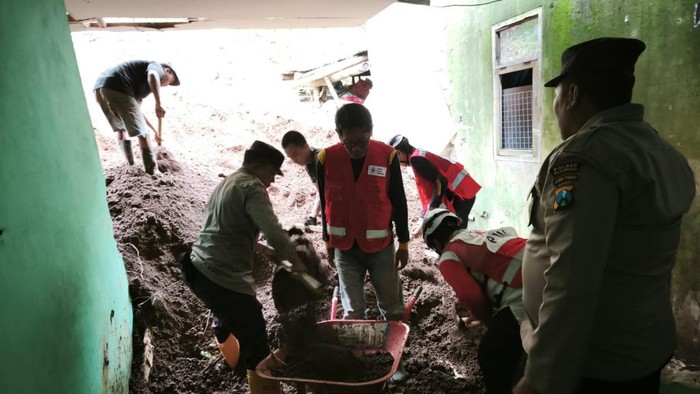 Polisi Bantu Evakuasi Material Tebing 20 Meter Longsor Tewaskan Warga Tutur Pasuruan