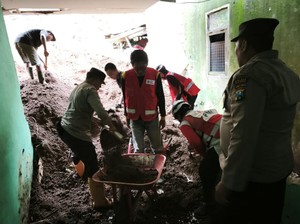 Longsor Tutur Pasuruan Makan Korban Jiwa: Polisi Evakuasi Material
