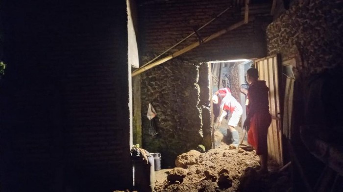 Longsor Terjang 2 Rumah di Tutur Pasuruan, 1 Orang Tewas Tertimbun