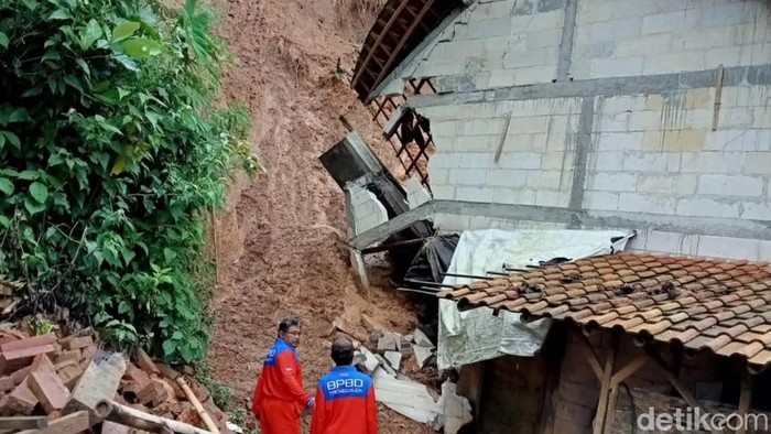 Tebing 15 Meter Longsor Timpa Rumah Warga Trenggalek, Penghuni Mengungsi