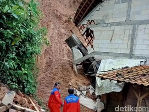 Tebing 15 Meter Longsor Timpa Rumah Warga Trenggalek, Penghuni Mengungsi