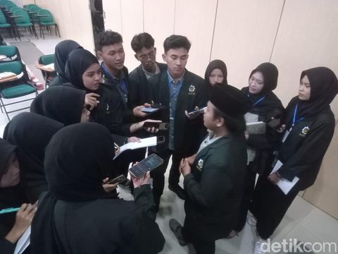 Peserta Diklat Jurnalistik Dasar LPM Arrisalah melakukan praktik wawancara door stop atau cegat dengan ketua pelaksana acara, Supriyadi