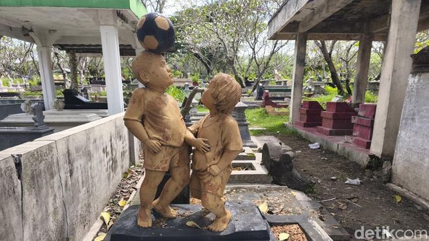 Makam unik berbentuk bocah bermain sepakbola di TPU Bonoloyo Solo. Foto diambil Jumat (6/12/2025). Makam unik berbentuk bocah bermain sepakbola di TPU Bonoloyo Solo. Foto diambil Jumat (6/12/2025).
