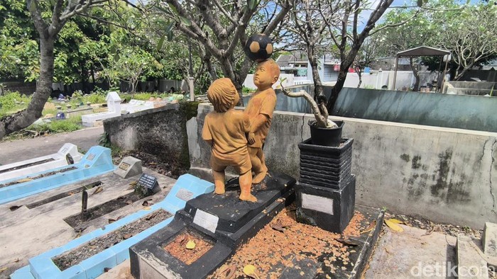 Cerita Sedih di Balik Nisan Unik Berbentuk Bocah Main Bola di Bonoloyo Solo