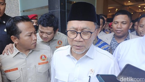 Menteri Koordinator Bidang Pangan sekaligus Ketua Umum PAN Zulkifli Hasan (Zulhas) saat berkunjung ke Mataram, Sabtu (6/12/2025).