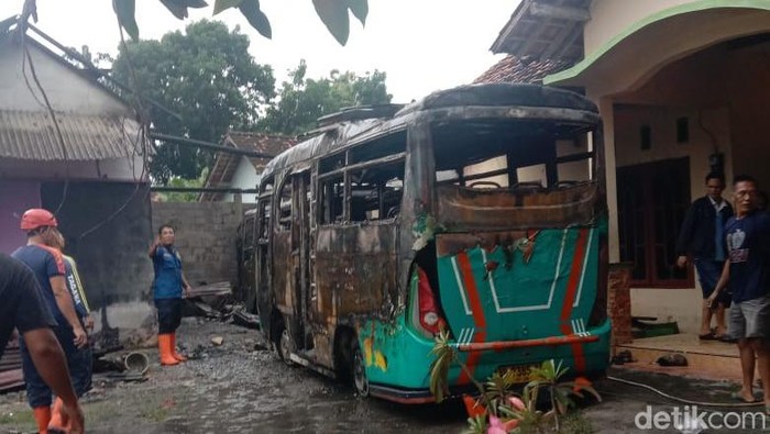 2 Minibus Terparkir di Rumah Warga Kulon Progo Ludes Terbakar