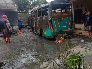 2 Minibus Terparkir di Rumah Warga Kulon Progo Ludes Terbakar