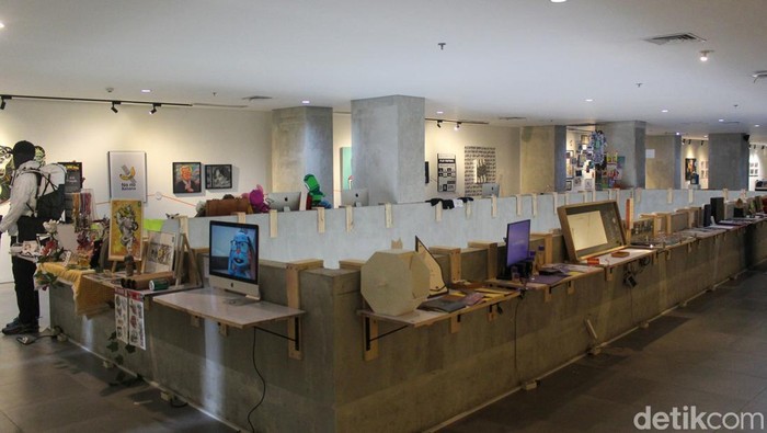 Pameran DKV IKJ bertema Potluck Reconnect digelar di Taman Ismail Marzuki, Jakarta, Sabtu (6/12/2025). Pameran ini menghadirkan beragam karya kreatif anak muda.