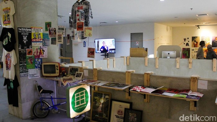 Pameran DKV IKJ bertema Potluck Reconnect digelar di Taman Ismail Marzuki, Jakarta, Sabtu (6/12/2025). Pameran ini menghadirkan beragam karya kreatif anak muda.