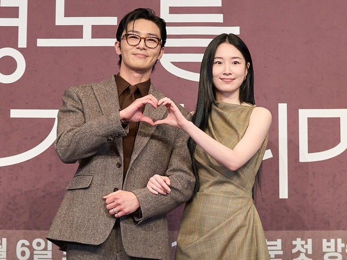 Chemistry Park Seo Joon dan Won Ji An yang dipasangkan dalam drama Korea Surely Tomorrow.