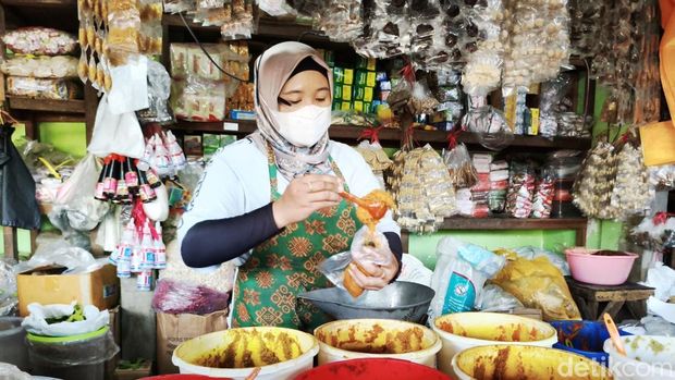Pedagang bumbu dapur di Pasar Porong, Sidoarjo. Kenaikan harga bahan pokok juga dirasakan pedagang bumbu dapur di Pasar Porong Sidoarjo