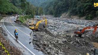 Usai Banjir di Jalur Padang-Bukittinggi, Alat Berat Langsung Diterjunkan