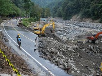 Usai Banjir di Jalur Padang-Bukittinggi, Alat Berat Langsung Diterjunkan