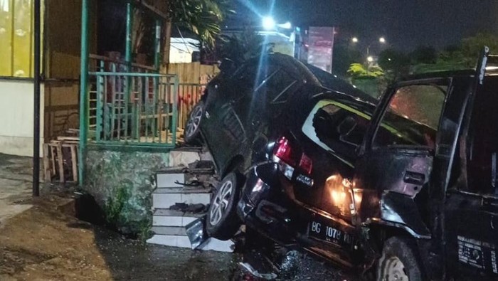 Mobil Agya Hantam Halte PTC Mall Usai Ditabrak Pikap dari Belakang