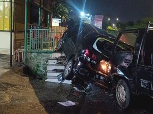 Mobil Agya Hantam Halte PTC Mall Usai Ditabrak Pikap dari Belakang