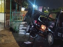 Mobil Agya Hantam Halte PTC Mall Usai Ditabrak Pikap dari Belakang