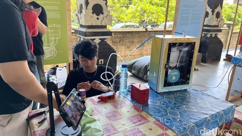 Pengenalan teknologi energi hidrogen melalui Desa Utak Atik di Pulau Serangan, Denpasar, Sabtu (6/12/2025).