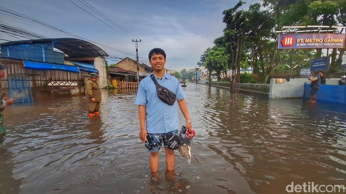 Banjir Dayeuhkolot Menghalang, Semangat Aris untuk Kerja Tak Surut