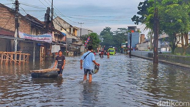 Perjuangan Aris Terjang Banjir Demi Bisa Kerja di Dayeuhkolot Bandung