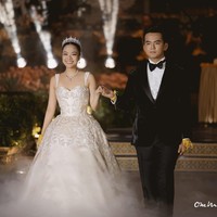 Untuk pesta resepsi bertema western, ia berganti busana dengan gaun berbulu putih yang terinspirasi dari fesyen tahun 1920-an rancangan Atelier Nhem. Foto: Instagram @soknan_atelier