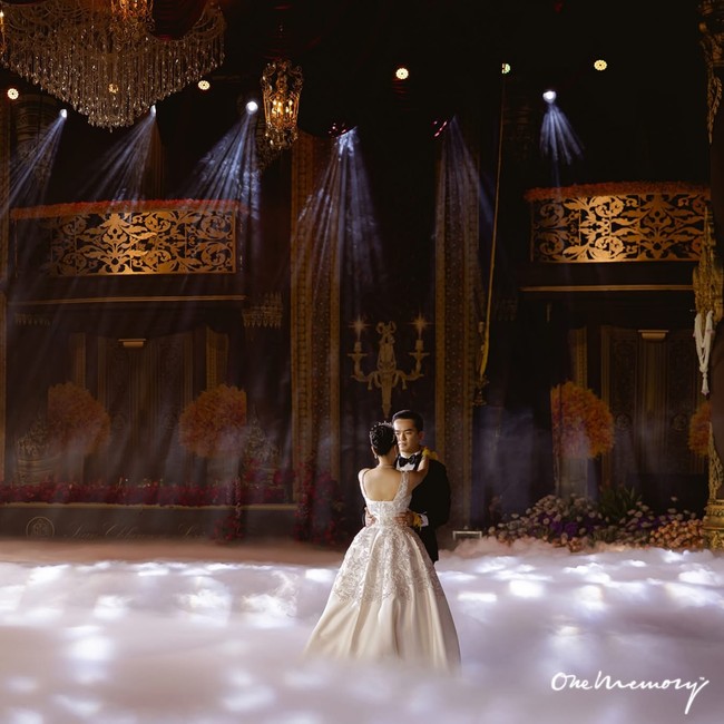 Pengantin prianya, Seav Chhuon Ing, adalah pewaris Daun Penh Trading, perusahaan induk dari merek air kemasan populer Provida. Pria itu disebut akan memimpin salah satu perusahaan minuman terkemuka di Kamboja. Foto: Instagram @soknan_atelier