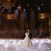 Pengantin prianya, Seav Chhuon Ing, adalah pewaris Daun Penh Trading, perusahaan induk dari merek air kemasan populer Provida. Pria itu disebut akan memimpin salah satu perusahaan minuman terkemuka di Kamboja. Foto: Instagram @soknan_atelier