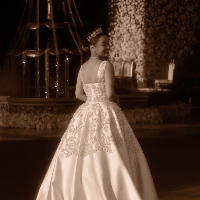 Acara pernikahan wanita yang pernah menjadi duta merek Xiaomi itu semakin sakral saat Raja Norodom Sihamoni sendiri yang memimpin upacayanya.Foto: Instagram @soknan_atelier