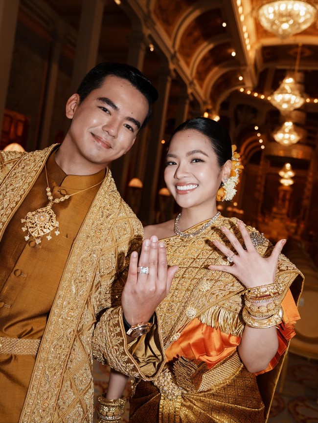 Saat menikah, Pongsoriya tampil memukau dalam gaun sutra yang dibuat khusus oleh SOKNAN Atelier. Busana itu disulam secara rumit dengan motif tradisional Khmer dan dihias tiara berlian yang mempesona.  Foto: Instagram @soriya_noro