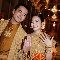 Saat menikah, Pongsoriya tampil memukau dalam gaun sutra yang dibuat khusus oleh SOKNAN Atelier. Busana itu disulam secara rumit dengan motif tradisional Khmer dan dihias tiara berlian yang mempesona.  Foto: Instagram @soriya_noro