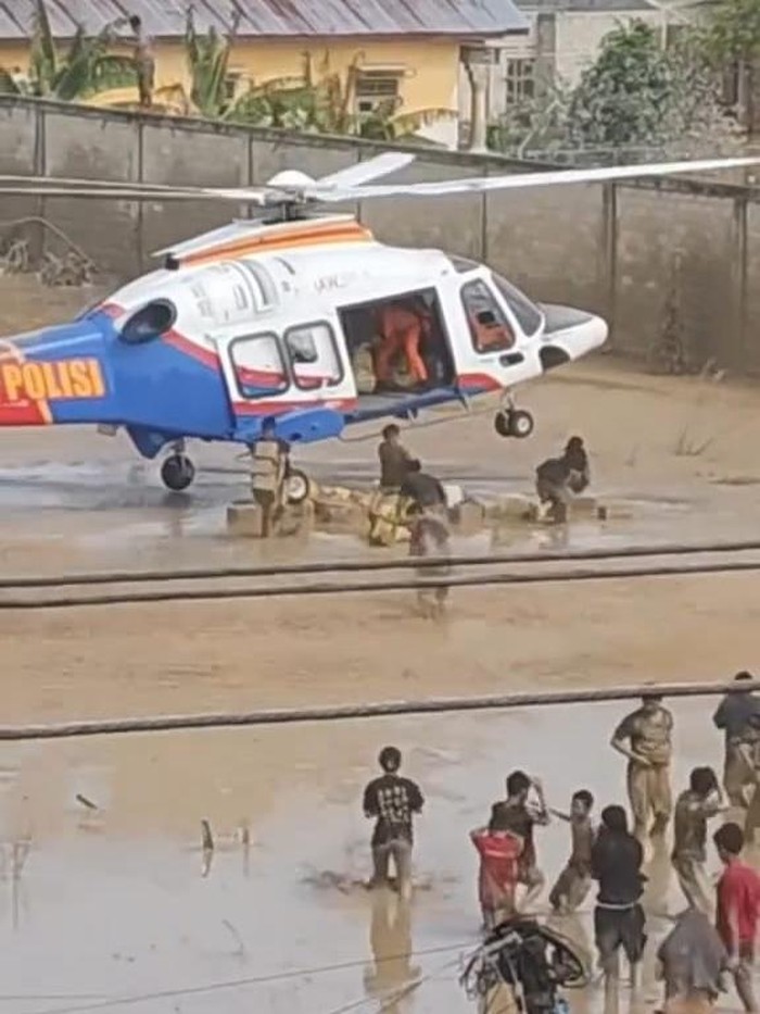 Manuver Presisi Terbang Rendah, Heli Polri Dropping Bantuan ke Aceh Tamiang