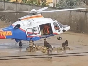 Manuver Presisi Terbang Rendah, Heli Polri Dropping Bantuan ke Aceh Tamiang