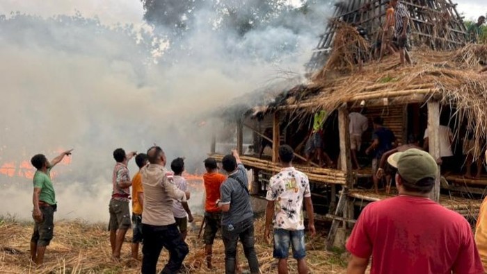 28 Rumah Adat di Kampung Waru Wora Sumba Terbakar Hebat, 139 Jiwa Terdampak