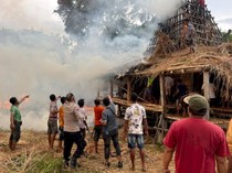 28 Rumah Adat di Kampung Waru Wora Sumba Terbakar Hebat, 139 Jiwa Terdampak