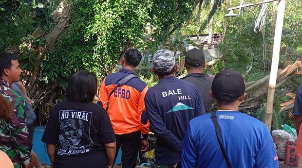 Pohon beringin tumbang menimpa kamar mandi umum